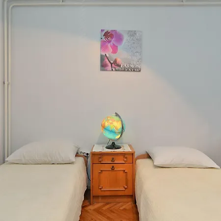 Ana 1684 *